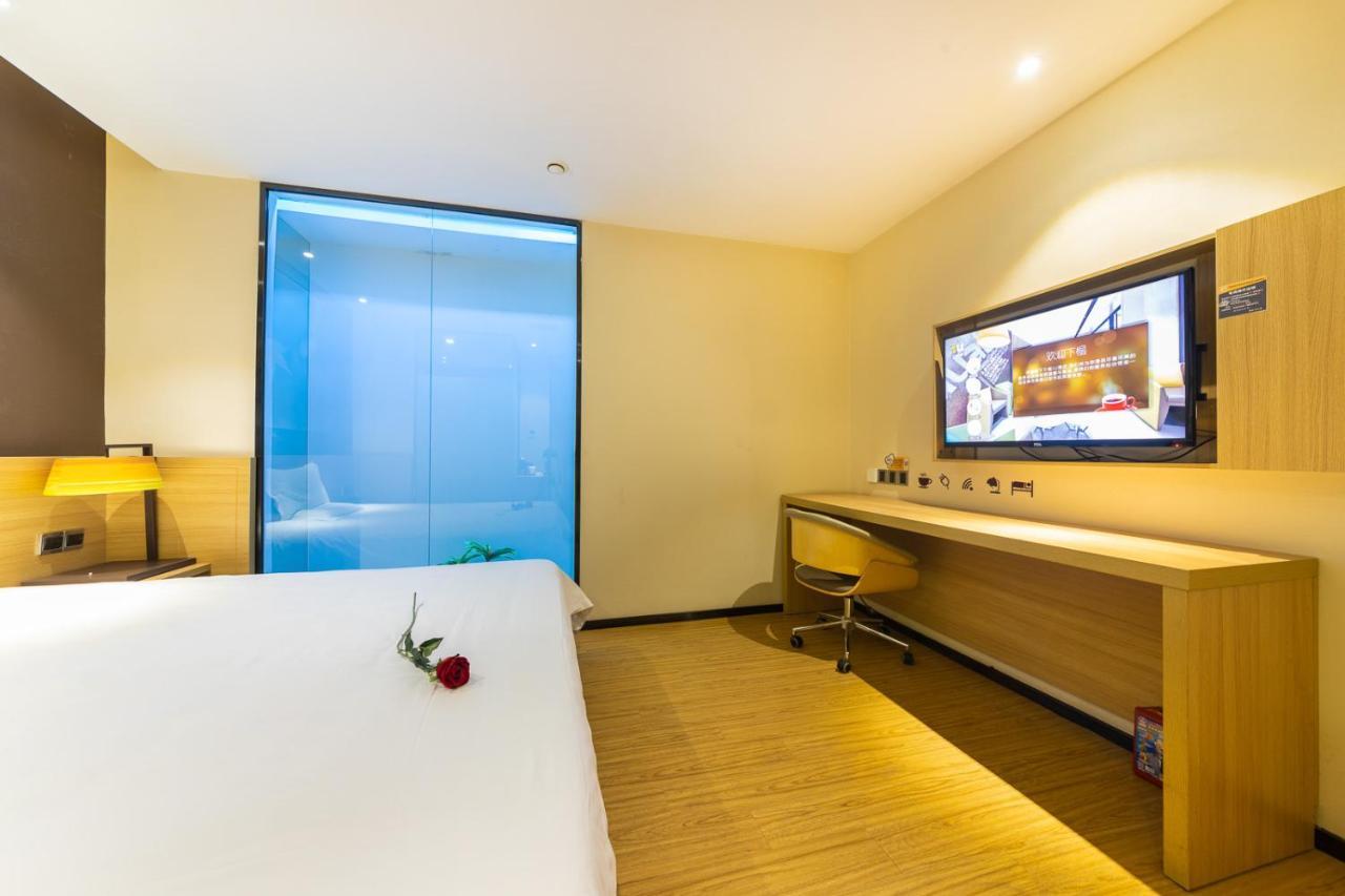 Iu Hotel Chongqing Jiefangbei Esterno foto