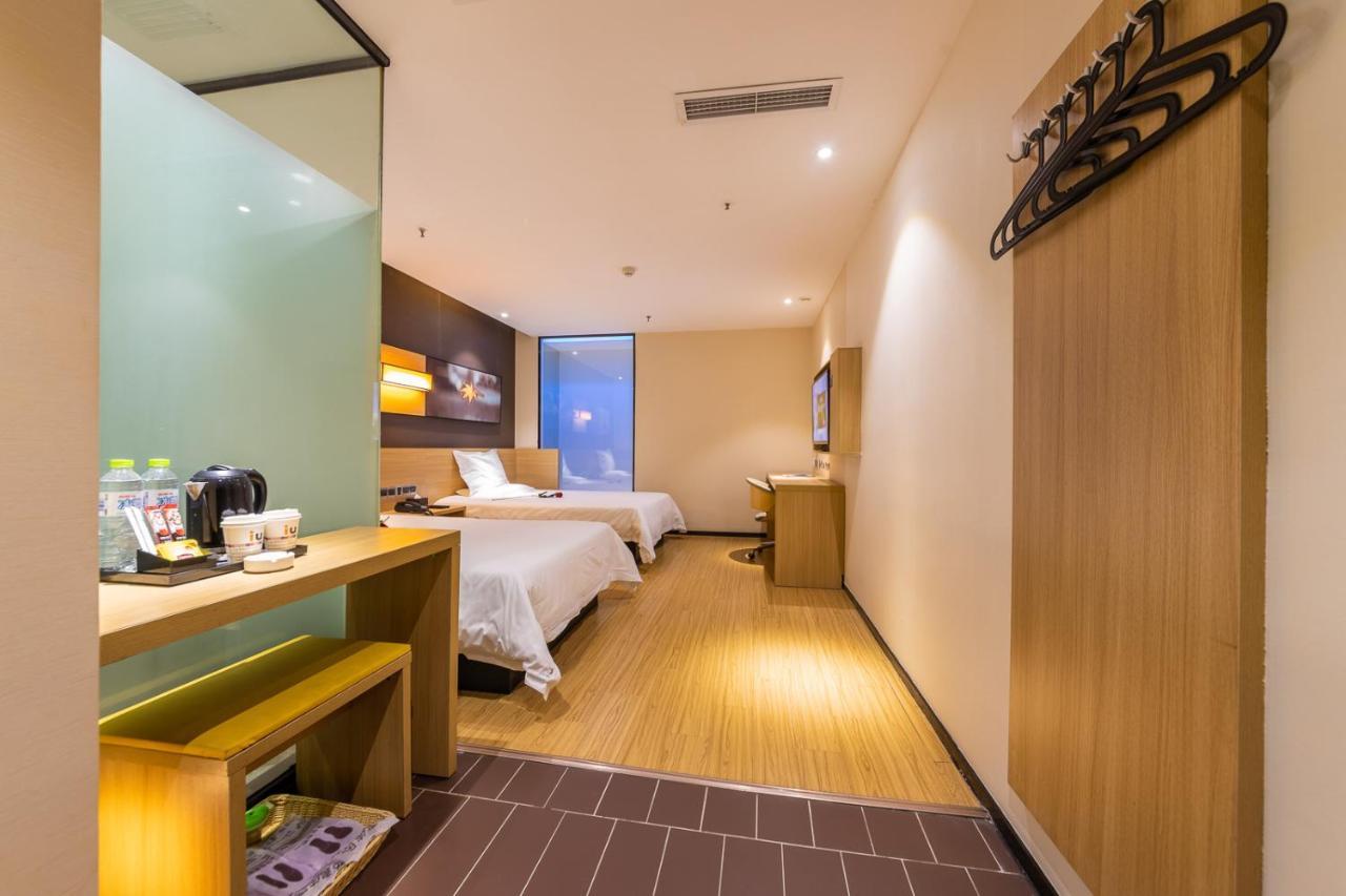 Iu Hotel Chongqing Jiefangbei Esterno foto