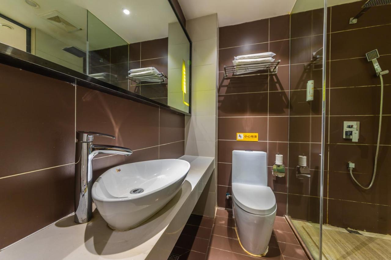 Iu Hotel Chongqing Jiefangbei Esterno foto